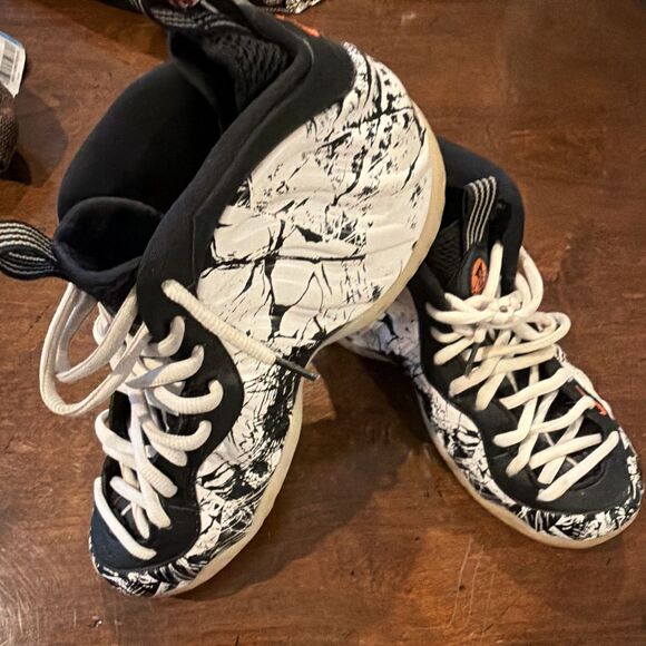 Athletic_Shoes